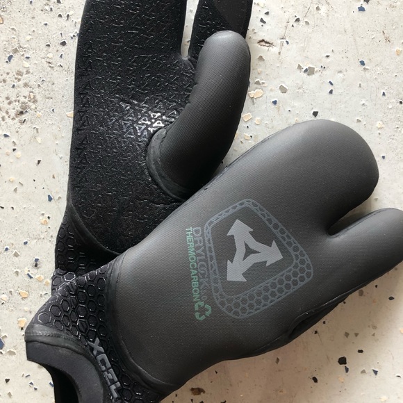 Wet suit and mittens child size - Picture 1 of 6
